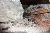 Deckenbalkenstütze in der Aussenwand im Weinkeller vor der Sanierung