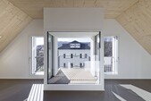 Aussicht aus Balkon mit innenliegendem Atrium