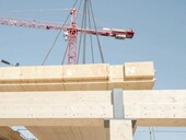 Le knote : des pièces d'acier transmettent la charge d'un pilier à l'autre. Source : Hochparterre