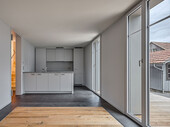 From the kitchen on the slightly elevated first floor, there is direct access to the outdoors (pictures Roger Frei, Architekturfotografie)