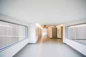 Couloir de l'hôpital avec les chambres disposées de part et d'autre (photos Vonlanthen Holzbau AG)