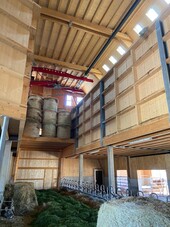 Suspension de la grue à foin dans la grange