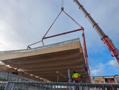 Pose des dalles collés sur la structure intermédiaire.