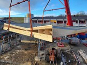 Das spektakuläre Falt-/Winkeldach wird eingehoben