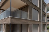 Holzfassade und Balkone im Aussenbereich