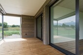 Terrassenansicht im Aussenbereich mit Holzdecks