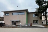 Die vertikale Fassadenverkleidung in Holz verläuft über beide Geschosse. (Fotos: drei A Architekten GmbH)
